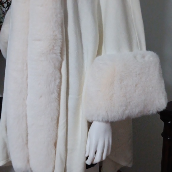 NWOT Fuzzy Collared Long Sleeve Cape Outerwear for Fall and Winter Seasons - Picture 9 of 9